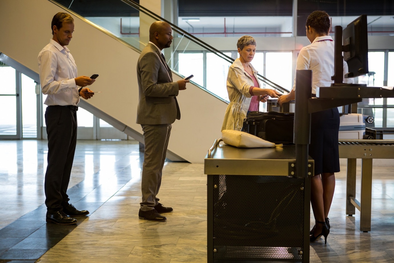 airline-check-attendant-handing